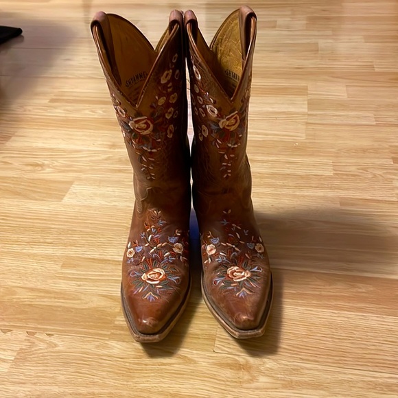 Shyanne Shoes - Shyanne embroidered flower boots, size 8! Excellent condition